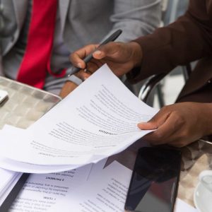 Signature d'un contrat dans le cadre d'une protection juridique pour une entreprise.